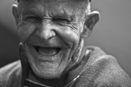 يساعد الضحك الناس على توفير ما يصل إلى 30٪ من نفقاتهم الطبية